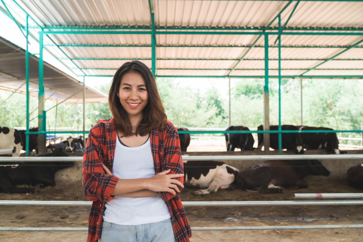 https://ru.freepik.com/free-photo/woman-and-man-farmers-feeding-cows-at-cowshed_26146363.htm#query=%D1%81%D0%B5%D0%BB%D1%8C%D1%81%D0%BA%D0%BE%D0%B5%20%D1%85%D0%BE%D0%B7%D1%8F%D0%B9%D1%81%D1%82%D0%B2%D0%BE%20%D0%B8%20%D0%B1%D0%B8%D0%B7%D0%BD%D0%B5%D1%81&po