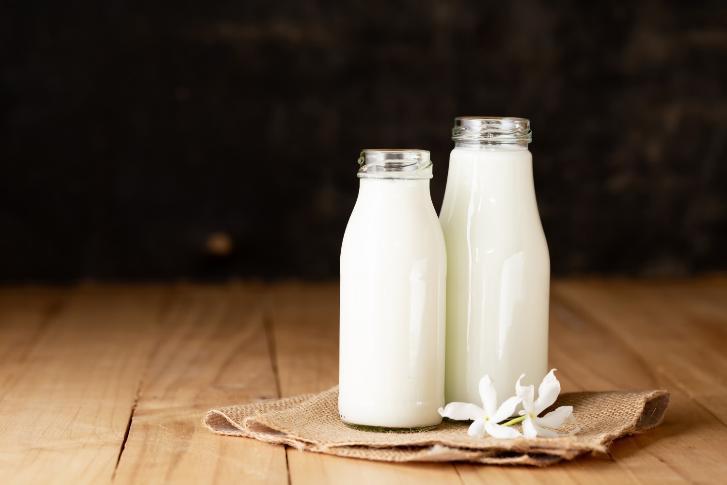 https://ru.freepik.com/free-photo/fresh-milk-bottle-glass_5507988.htm#query=%D0%BC%D0%BE%D0%BB%D0%BE%D0%BA%D0%BE&position=8&from_view=search