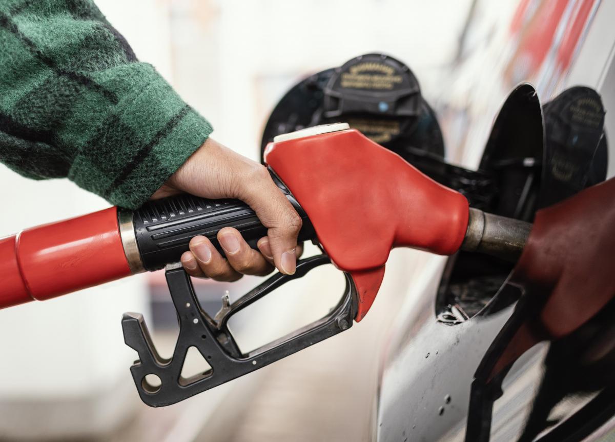 https://ru.freepik.com/free-photo/man-at-gas-station-with-the-car-close-up_13260376.htm#query=%D0%B1%D0%B5%D0%BD%D0%B7%D0%B8%D0%BD&position=2&from_view=search