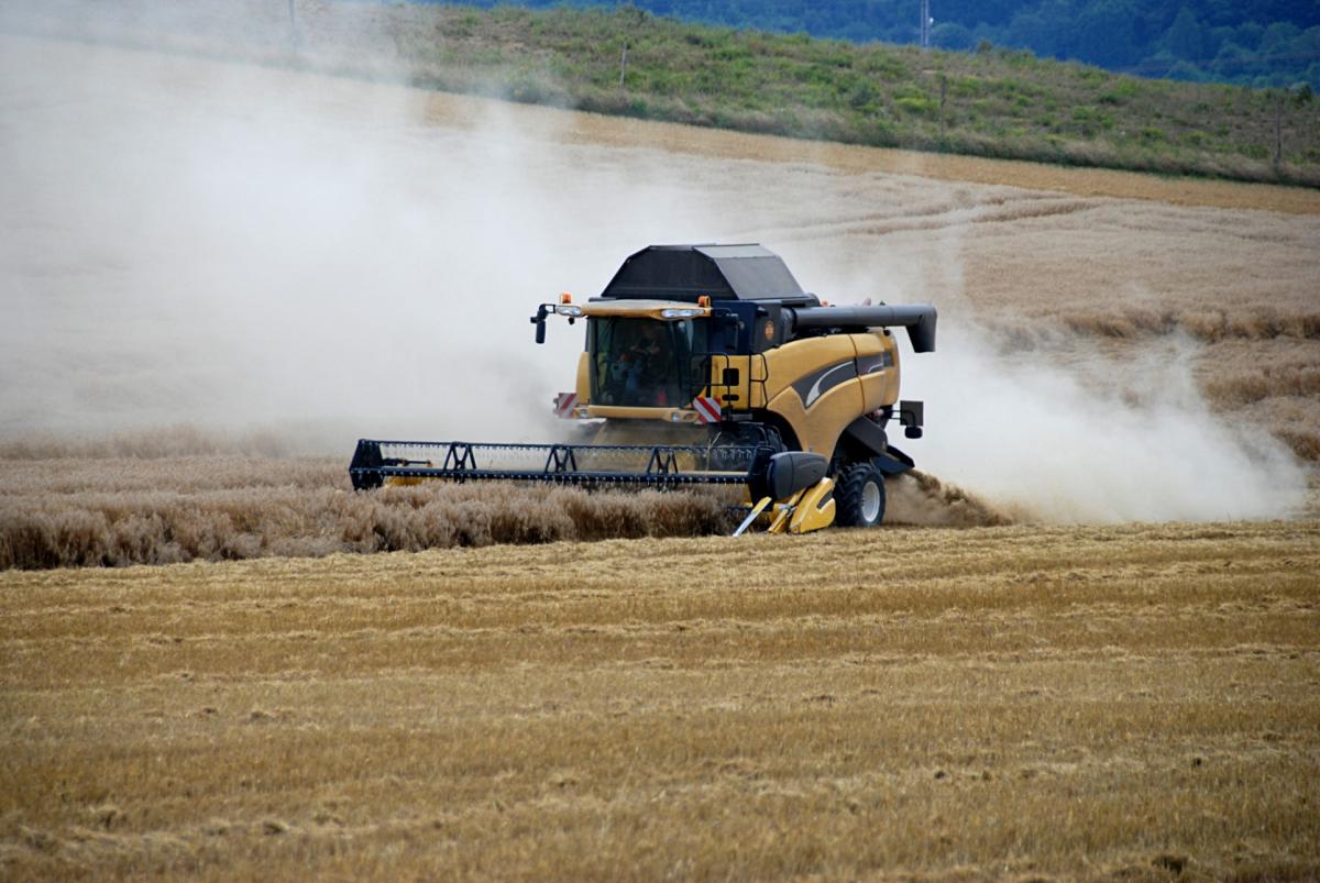 https://www.freeimages.com/ru/photo/combine-harvester-by-the-work-2-1307155 