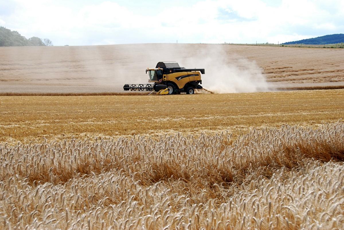 https://www.freeimages.com/ru/photo/combine-harvester-by-the-work-1-1307160