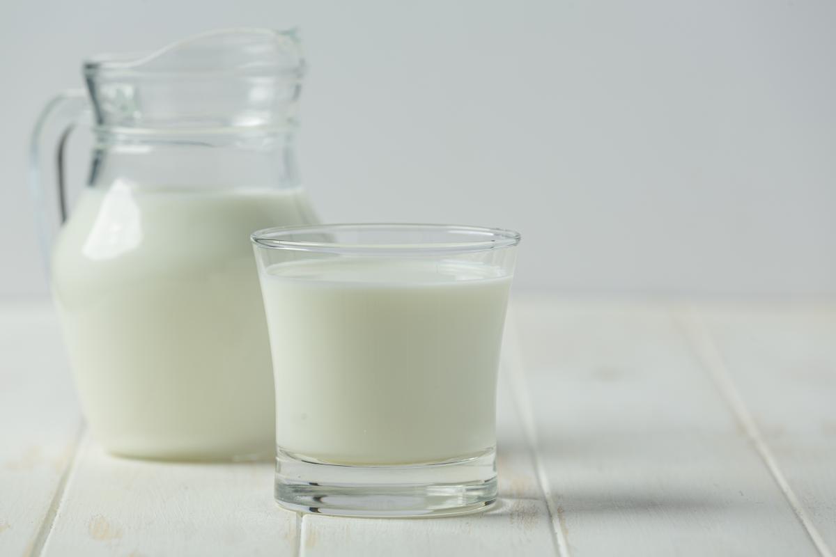 https://ru.freepik.com/free-photo/glass-and-bottle-of-milk-on-white-wooden-surface_13804564.htm#page=5&query=%D0%BC%D0%BE%D0%BB%D0%BE%D0%BA%D0%BE&position=49&from_view=search
