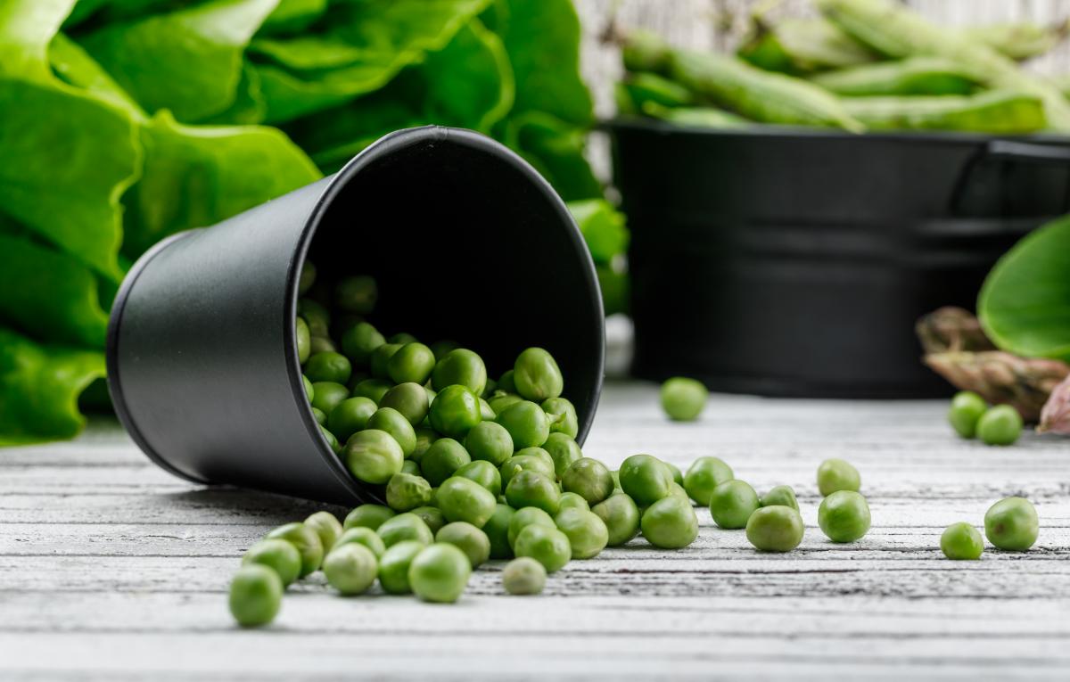 https://ru.freepik.com/free-photo/scattered-peas-from-a-bucket-with-asparagus-bok-choy-lettuce-green-pods-side-view-on-a-wooden-wall_8381913.htm#query=%D0%B7%D0%B5%D0%BB%D0%B5%D0%BD%D1%8B%D0%B9%20%D0%B3%D0%BE%D1%80%D0%BE%D1%85&position=28&from_view=keywor