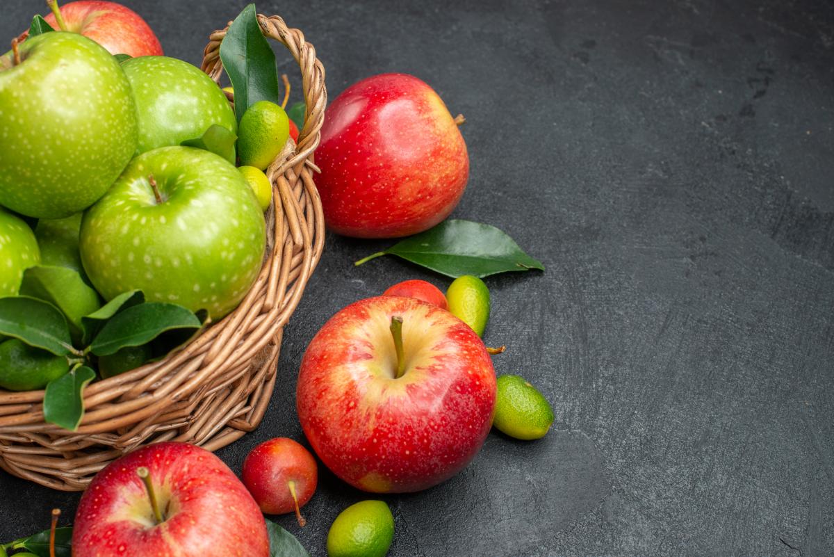https://ru.freepik.com/free-photo/side-close-up-view-fruits-wooden-basket-of-green-apples-with-leaves-next-to-the-berries-and-fruits_13293357.htm#query=%D1%8F%D0%B1%D0%BB%D0%BE%D0%BA%D0%B8%20%D0%B8%20%D0%B3%D1%80%D1%83%D1%88%D0%B8&position=10&from_view=se