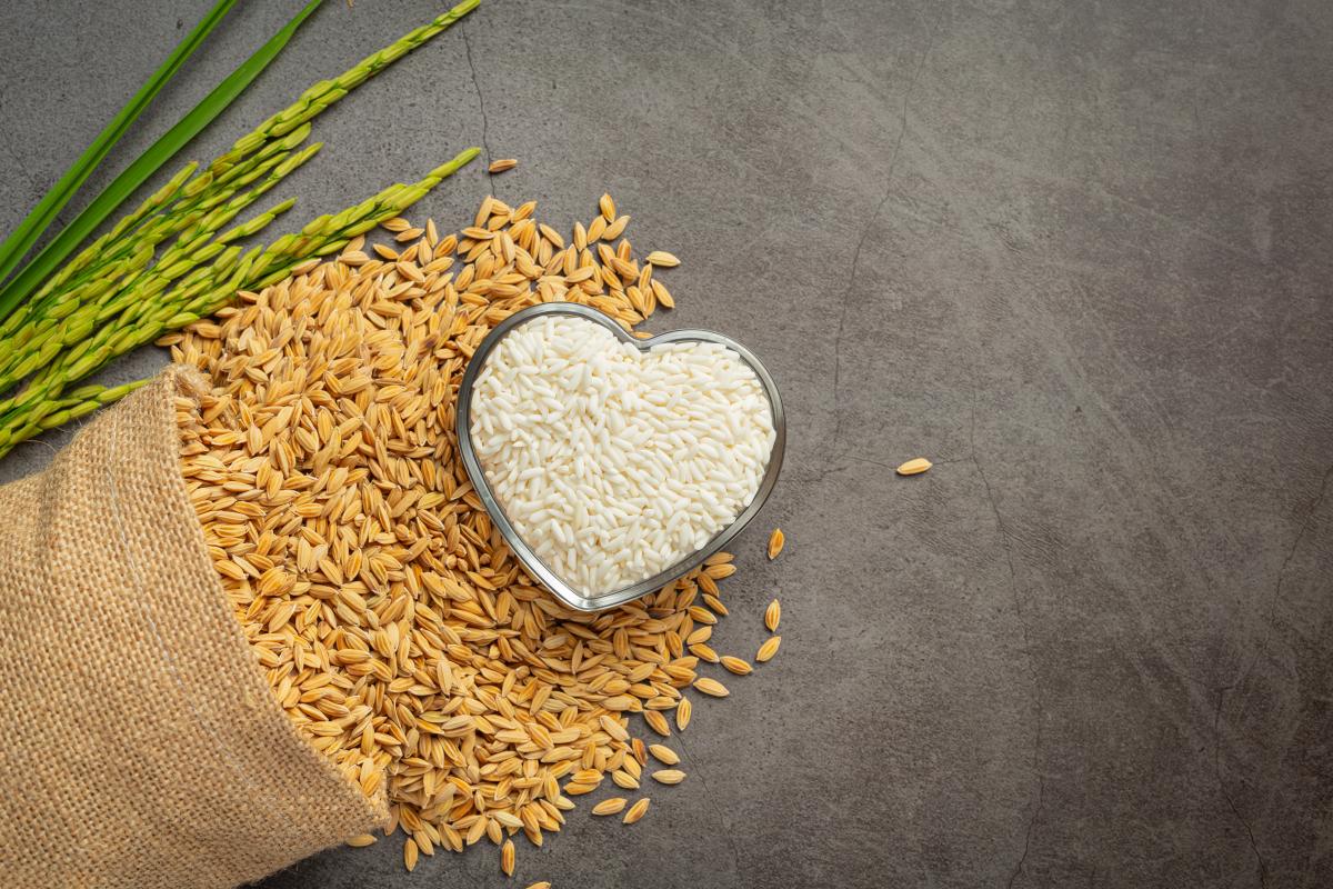 https://ru.freepik.com/free-photo/a-sack-of-rice-seed-with-white-rice-on-small-glass-bowl-and-rice-plant_11996346.htm#query=%D0%B7%D0%B5%D1%80%D0%BD%D0%BE&position=14&from_view=search