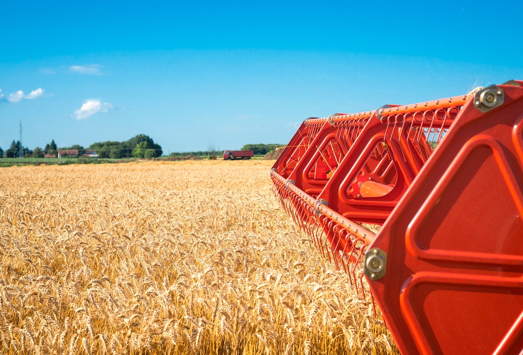 https://ru.freepik.com/free-photo/combine-harvesting-wheat-field_11133939.htm