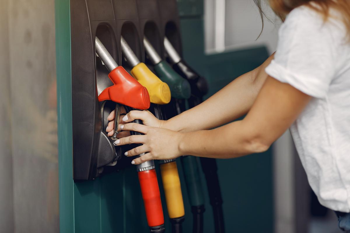 https://www.freepik.com/free-photo/elegant-woman-standing-gas-station_7724865.htm#query=petrol&from_query=%D0%B1%D0%B5%D0%BD%D0%B7%D0%B8%D0%BD&position=0&from_view=search
