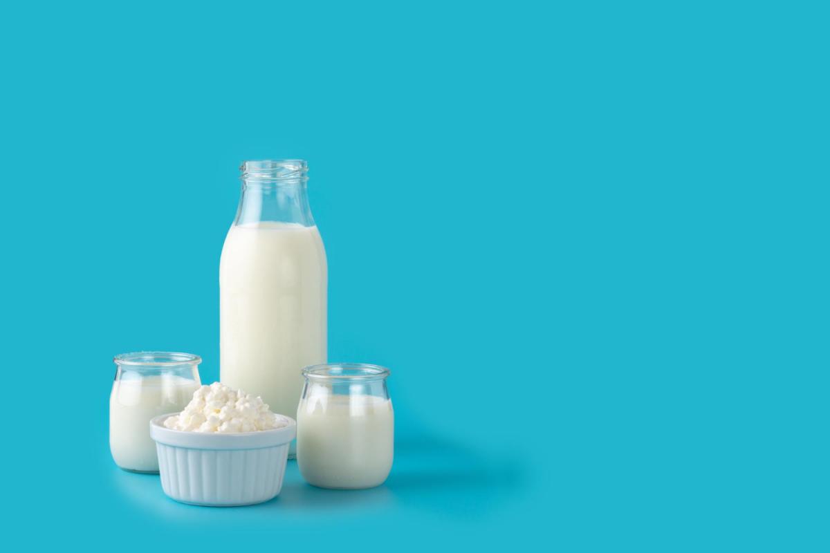 https://ru.freepik.com/free-photo/milk-kefir-drink-on-blue-backgroundliquid-and-fermented-milk-product-on-blue-background_23146212.htm#query=%D0%BC%D0%BE%D0%BB%D0%BE%D0%BA%D0%BE&position=7&from_view=search