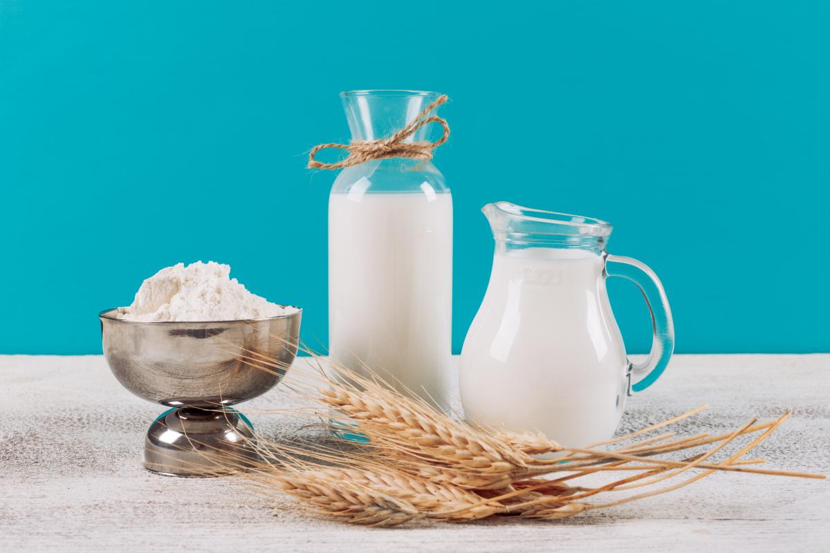 https://ru.freepik.com/free-photo/side-view-bottles-of-milk-with-bowl-of-flour-wheat-on-white-wooden-and-blue-cloth-background-horizontal_7886820.htm#query=%D0%BC%D0%BE%D0%BB%D0%BE%D0%BA%D0%BE&position=4&from_view=search
