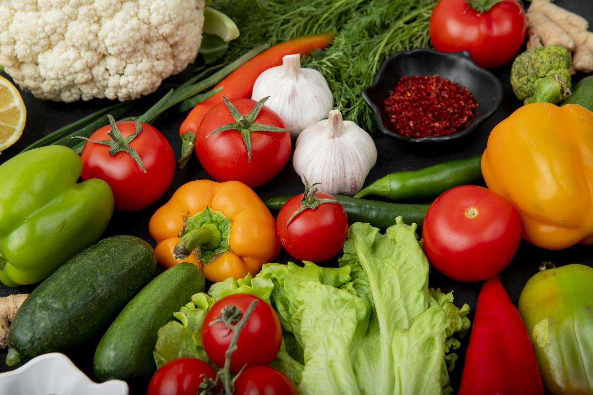 https://ru.freepik.com/free-photo/side-view-of-vegetables-with-spices_7653241.htm#query=овощи&position=33&from_view=search 
