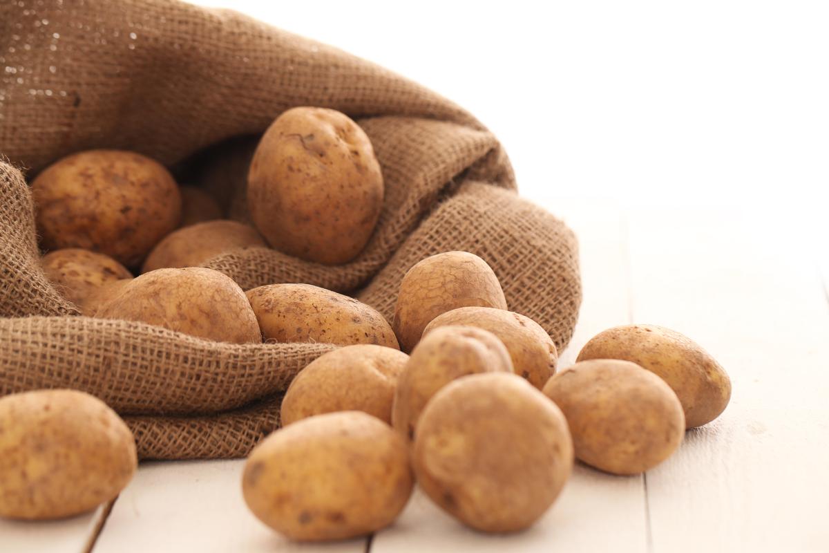 https://ru.freepik.com/free-photo/rustic-unpeeled-potatoes-on-a-table_6048869.htm#query=картофель&position=6&from_view=search