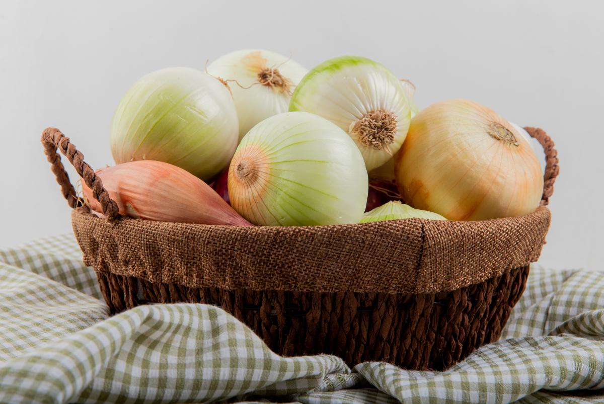 https://ru.freepik.com/free-photo/side-view-of-onions-in-basket-on-plaid-cloth-on-white-background_8908240.htm#query=%D0%BB%D1%83%D0%BA&position=21&from_view=search