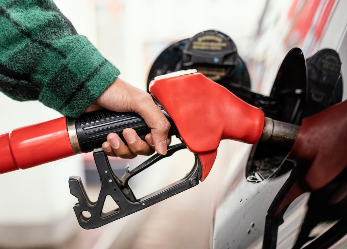 https://ru.freepik.com/free-photo/man-at-gas-station-with-the-car-close-up_13260376.htm#query=%D1%82%D0%BE%D0%BF%D0%BB%D0%B8%D0%B2%D0%BE&position=2&from_view=search