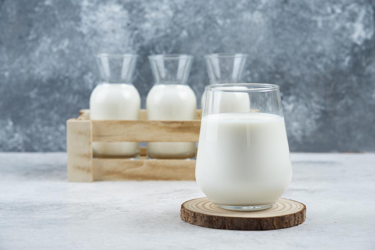 https://www.freepik.com/free-photo/glasses-milk-gray-table_14965869.htm#query=milk&from_query=%D0%BC%D0%BE%D0%BB%D0%BE%D0%BA%D0%BE&position=17&from_view=search&track=sph