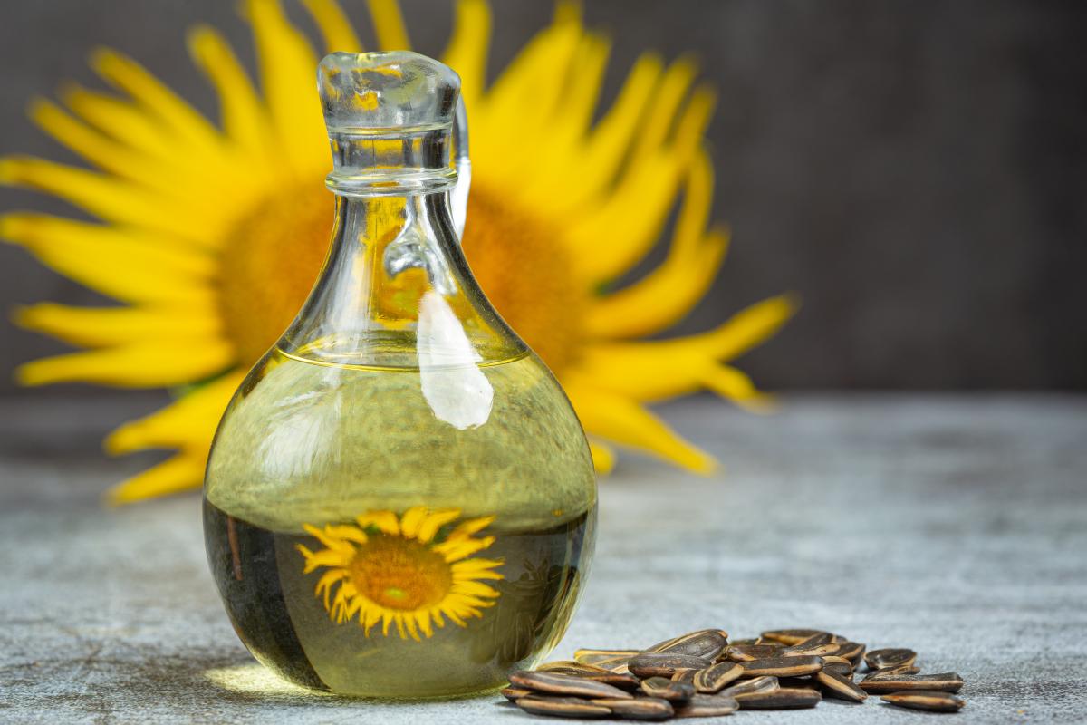 https://ru.freepik.com/free-photo/sunflower-oil-on-the-table_10400101.htm#query=%D0%BC%D0%B0%D1%81%D0%BB%D0%BE%20%D0%BF%D0%BE%D0%B4%D1%81%D0%BE%D0%BB%D0%BD%D0%B5%D1%87%D0%BD%D0%BE%D0%B5&position=6&from_view=search&track=sph