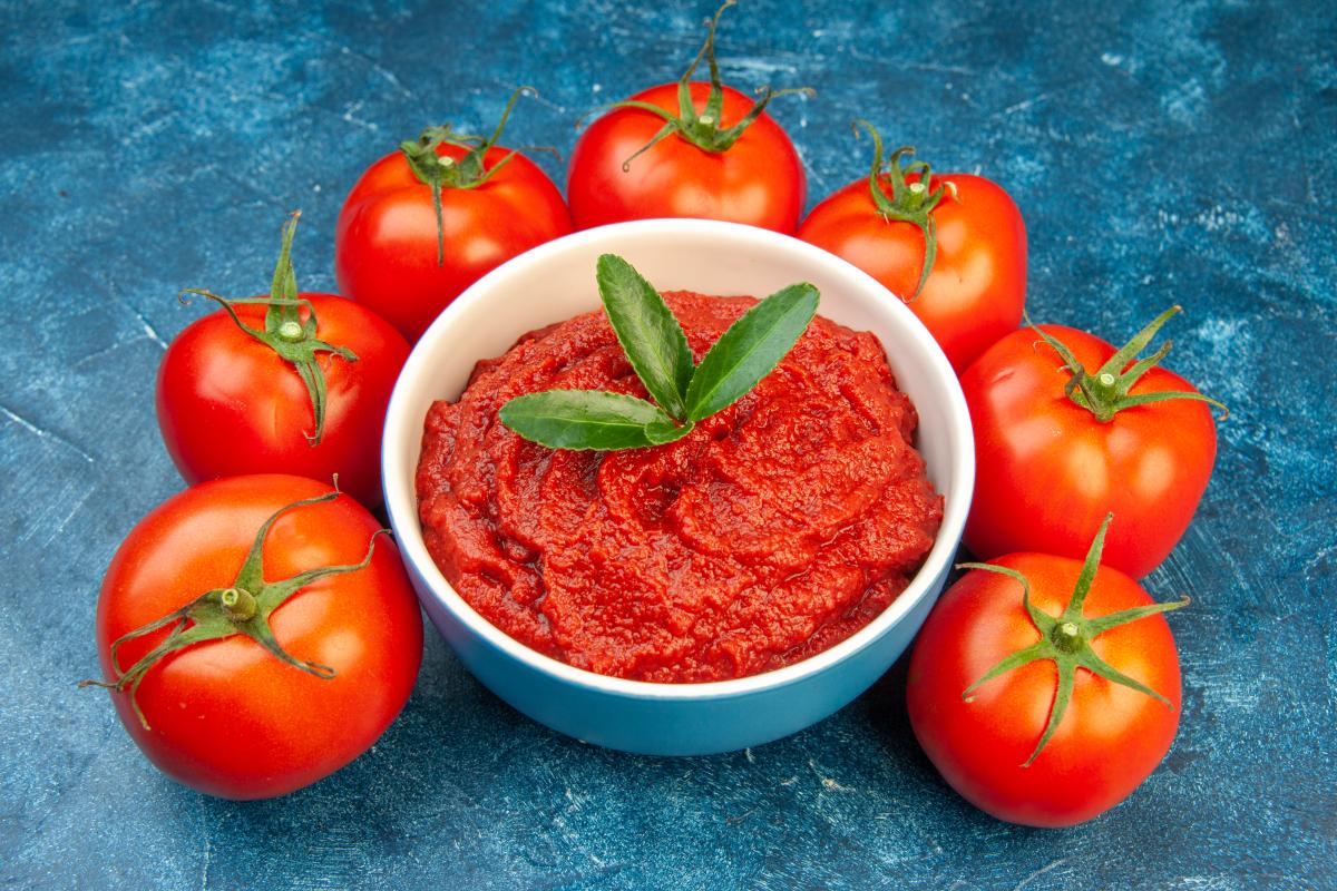 https://ru.freepik.com/free-photo/front-view-fresh-tomatoes-with-tomato-paste-on-blue-salad-red-tree-vegetable-color-food-ripe_17188538.htm#query=%D1%82%D0%BE%D0%BC%D0%B0%D1%82%D0%BD%D0%B0%D1%8F%20%D0%BF%D0%B0%D1%81%D1%82%D0%B0&position=0&from_view=search