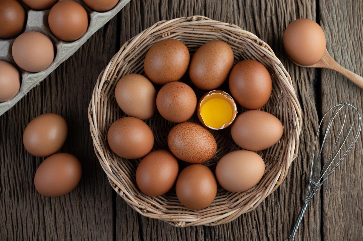 https://ru.freepik.com/free-photo/lay-eggs-in-a-wooden-basket-on-a-wooden-floor_7365937.htm#query=%D1%8F%D0%B9%D1%86%D0%B0&position=33&from_view=search&track=sph