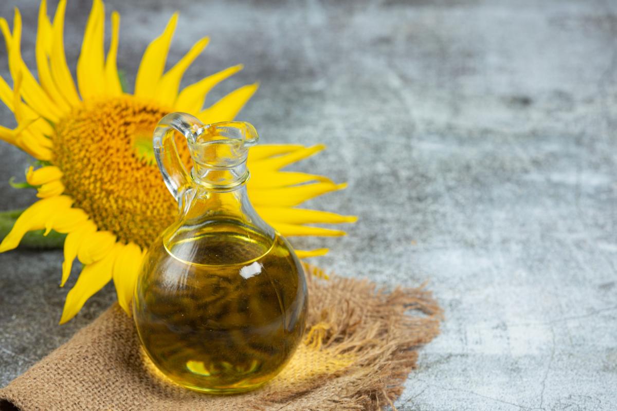 https://ru.freepik.com/free-photo/sunflower-oil-on-the-table_10400098.htm#query=%D1%80%D0%B0%D1%81%D1%82%D0%B8%D1%82%D0%B5%D0%BB%D1%8C%D0%BD%D0%BE%D0%B5%20%D0%BC%D0%B0%D1%81%D0%BB%D0%BE&position=37&from_view=search&track=sph