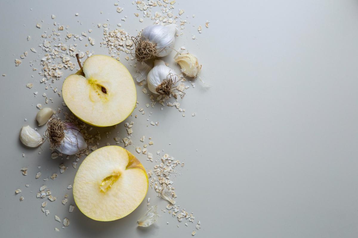 https://www.freepik.com/free-photo/top-view-apples-garlic-arrangement_16620864.htm#query=%D1%8F%D0%B1%D0%BB%D0%BE%D0%BA%D0%B8%20%D1%87%D0%B5%D1%81%D0%BD%D0%BE%D0%BA&position=0&from_view=search&track=ais