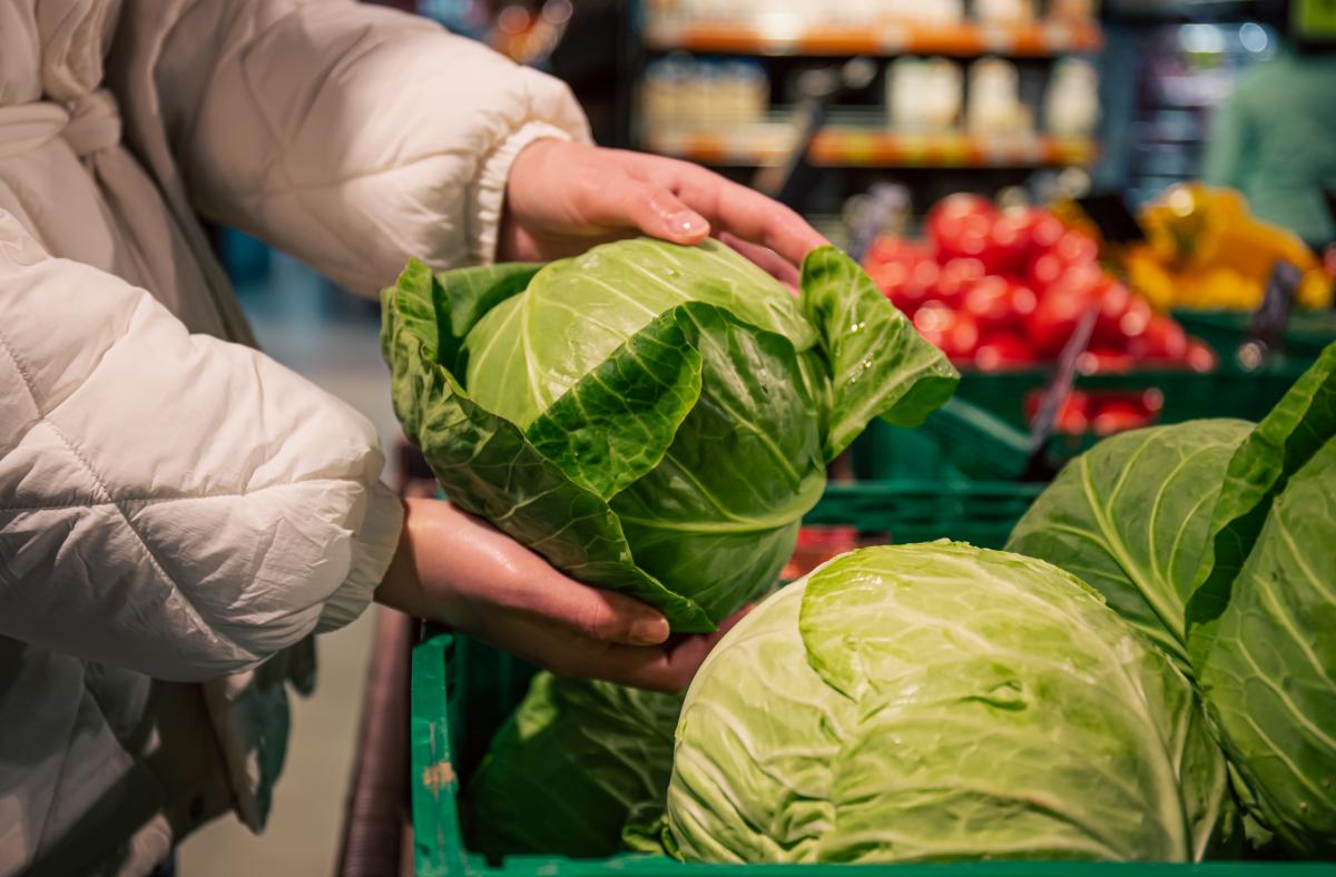 https://ru.freepik.com/free-photo/a-woman-chooses-cabbage-in-a-grocery-store-closeup_33379293.htm#query=%D0%BA%D0%B0%D0%BF%D1%83%D1%81%D1%82%D0%B0%20%D0%B2%20%D0%BC%D0%B0%D0%B3%D0%B0%D0%B7%D0%B8%D0%BD%D0%B5&position=10&from_view=search&track=ais
