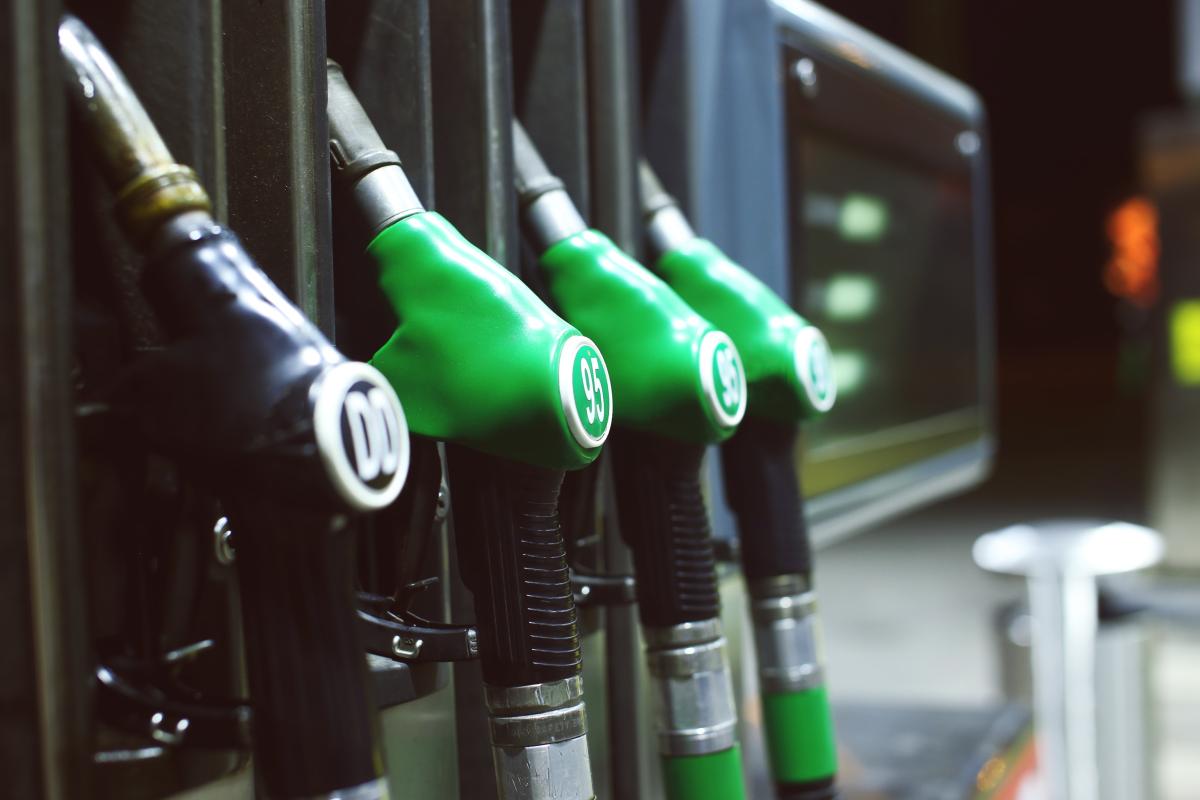 https://ru.freepik.com/free-photo/different-fuel-pistols-somewhere-in-amsterdam-city_25868075.htm#page=2&query=%D0%B1%D0%B5%D0%BD%D0%B7%D0%B8%D0%BD&position=8&from_view=search&track=sph