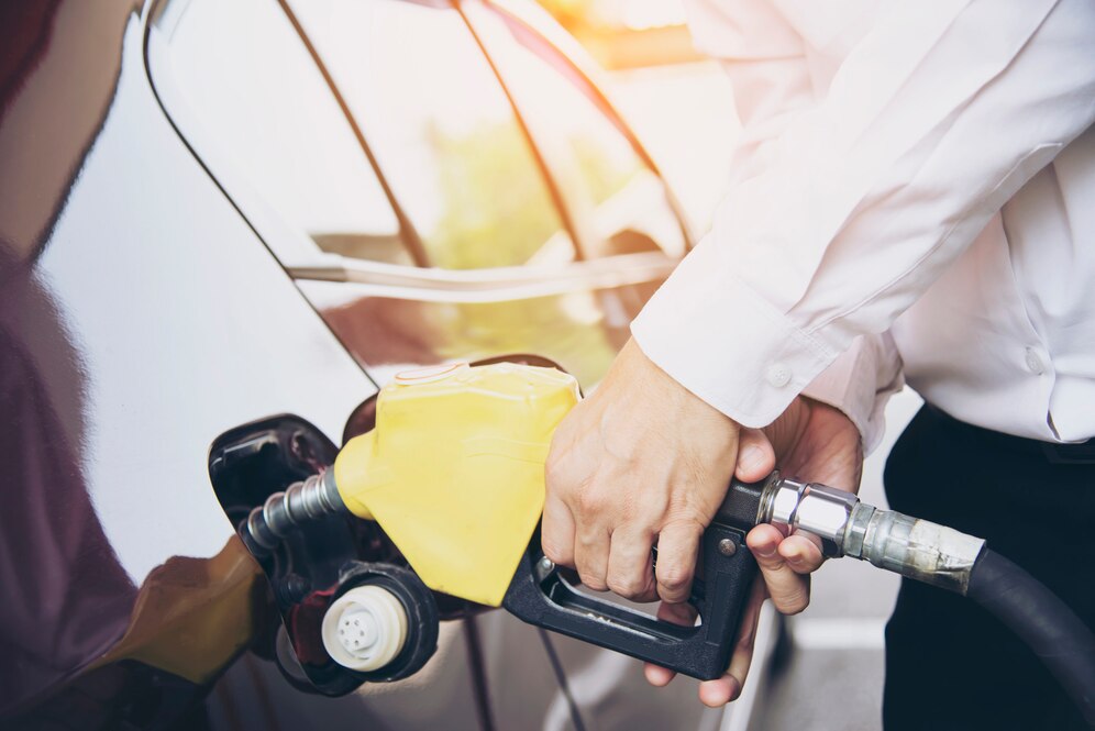 https://ru.freepik.com/free-photo/man-putting-gasoline-fuel-into-his-car-in-a-pump-gas-station_5192676.htm#query=заправка%20бензин&position=6&from_view=search&track=sph