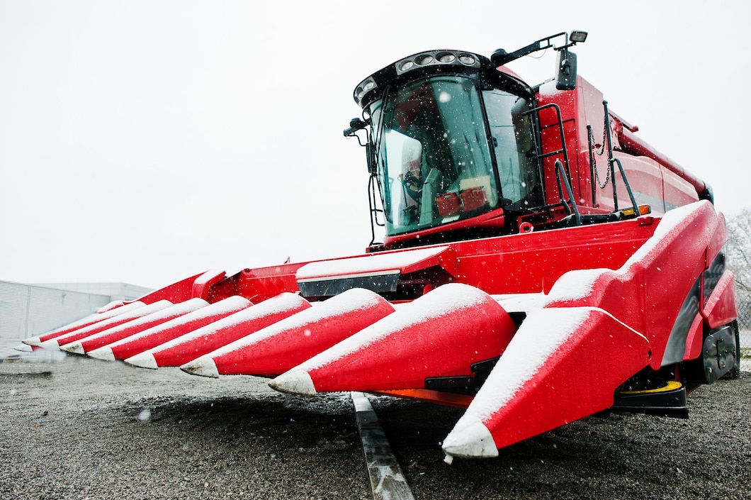 https://ru.freepik.com/free-photo/new-red-combine-harvester-at-snowy-weather_27212447.htm