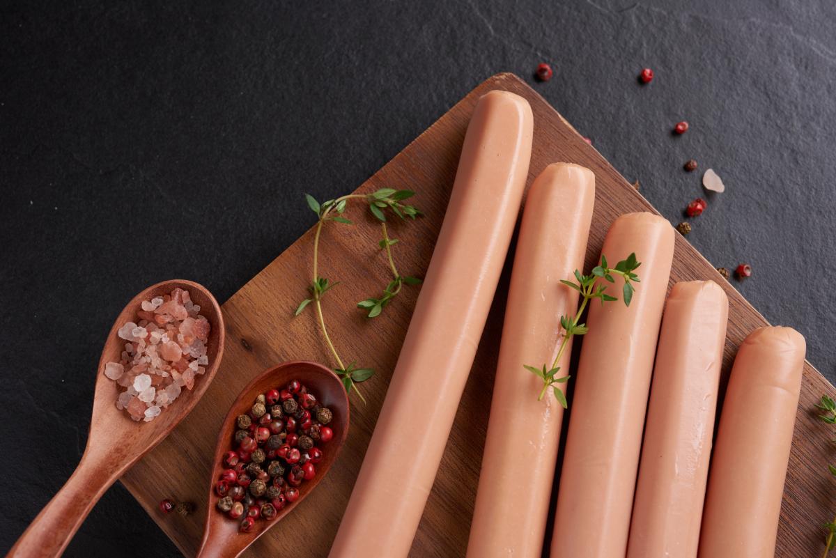 https://ru.freepik.com/free-photo/classic-boiled-meat-pork-sausages-on-chopping-board-with-pepper-and-basil-parsley-thyme-and-cherry-tomatoes-snack-for-kid-black-surface-sausages-with-spices-and-herbs-selective-focus_14623909.htm#query=%D1%81%D0%BE%D1%81%