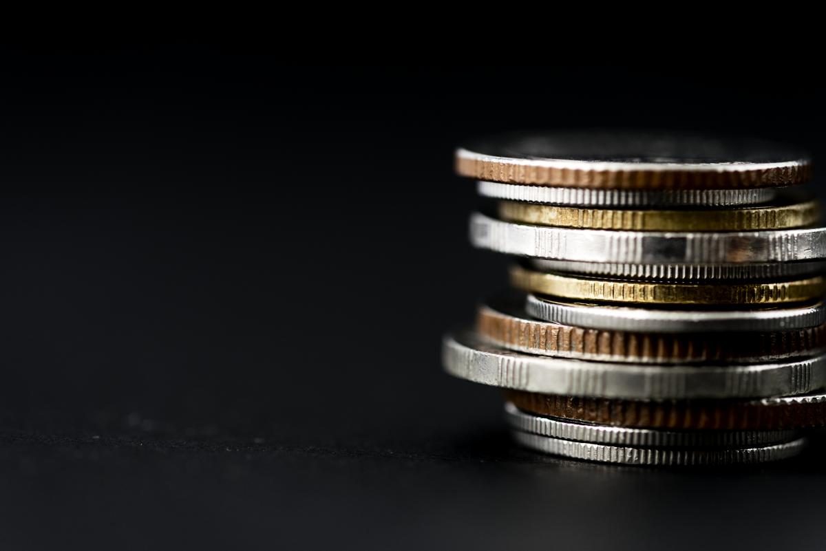 https://ru.freepik.com/free-photo/closeup-of-coins-stack-isolated-on-black-background_3220831.htm#query=%D0%B4%D0%B5%D0%BD%D1%8C%D0%B3%D0%B8&position=37&from_view=search&track=scalerv1