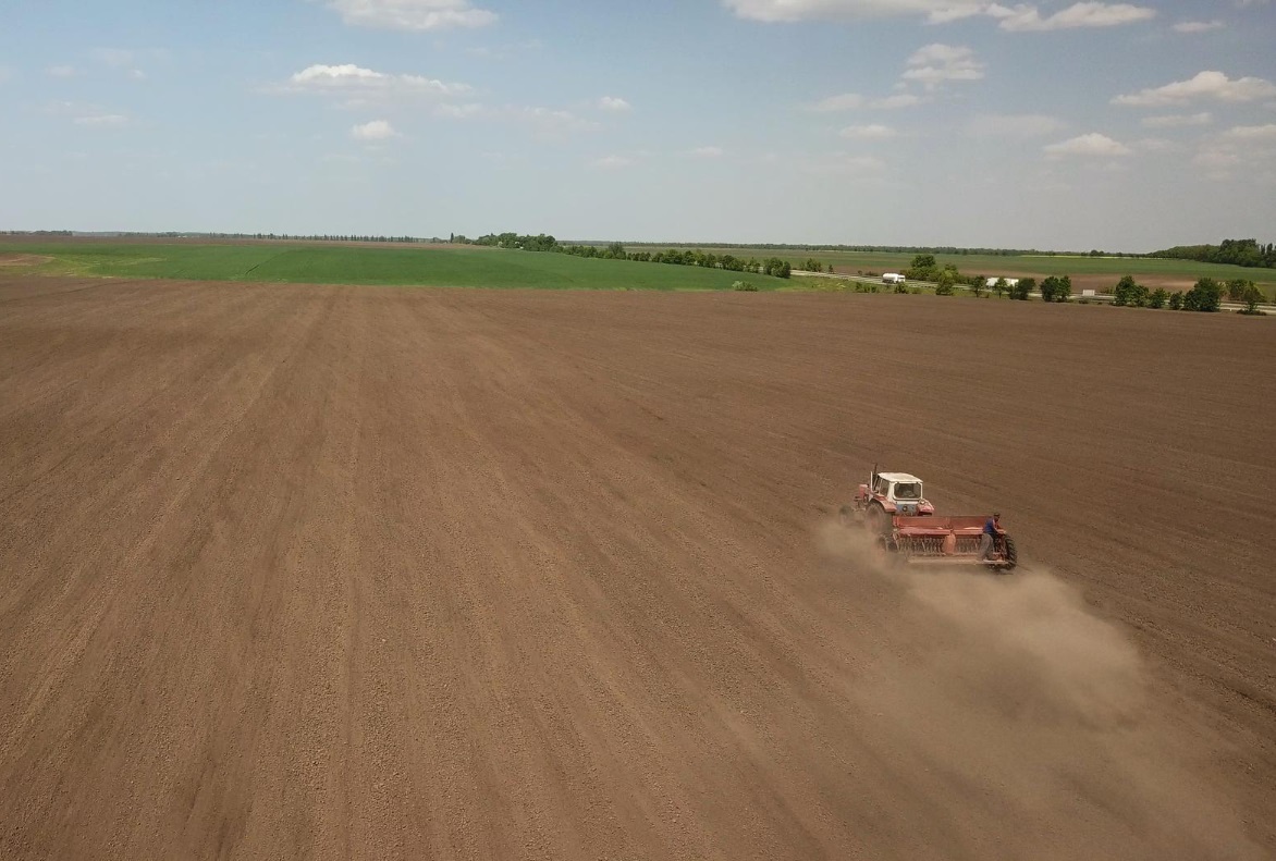 https://www.freepik.com/free-photo/farmer-tractor-preparing-land-with-seedbed-cultivator-as-part-pre-seeding-activities-early-spring-season-agricultural-works-farmlands-drone-photo_26093915.htm#query=%D1%82%D1%80%D0%B0%D0%BA%D1%82%D0%BE%D1%80%D0%B0%20%D1%