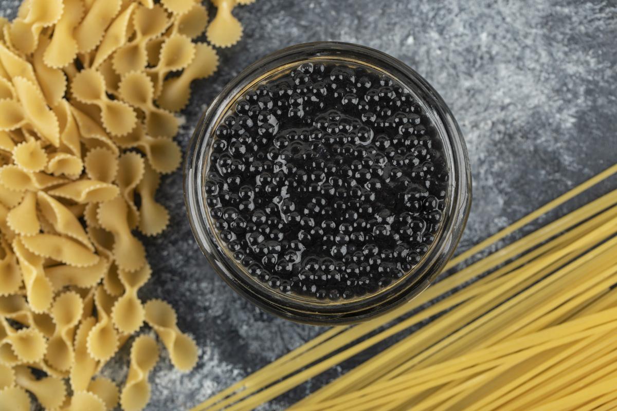 Фото://img.freepik.com/free-photo/a-glass-plate-of-black-sturgeon-caviar-with-uncooked-pasta_114579-78999.jpg?w=1380&t=st=1675761200~exp=1675761800~hmac=9e0acf0137d31466ac57c6d2b2e09a026b560969a206cf0bd0efec6c2c750365