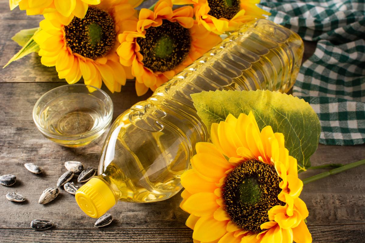 https://www.freepik.com/free-photo/sunflower-oil-plastic-bottle-wooden-table_24803596.htm#query=подсолнечное%20масло&position=1&from_view=search&track=ais