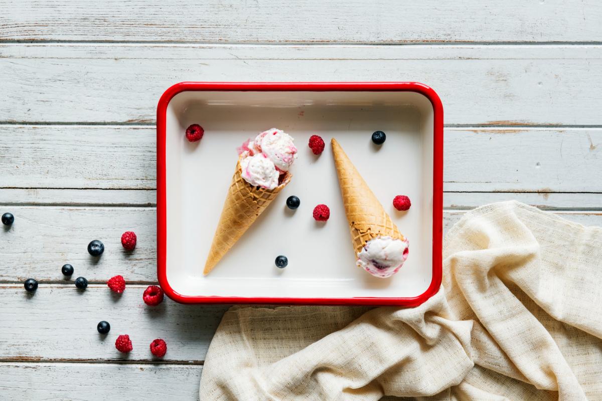 https://www.freepik.com/free-photo/berry-ice-cream-waffle-cones_2991903.htm#page=2&query=%D0%BC%D0%BE%D1%80%D0%BE%D0%B6%D0%B5%D0%BD%D0%BE%D0%B5%20%D0%B2%20%D1%83%D0%BF%D0%B0%D0%BA%D0%BE%D0%B2%D0%BA%D0%B5&position=47&from_view=search&track=ais