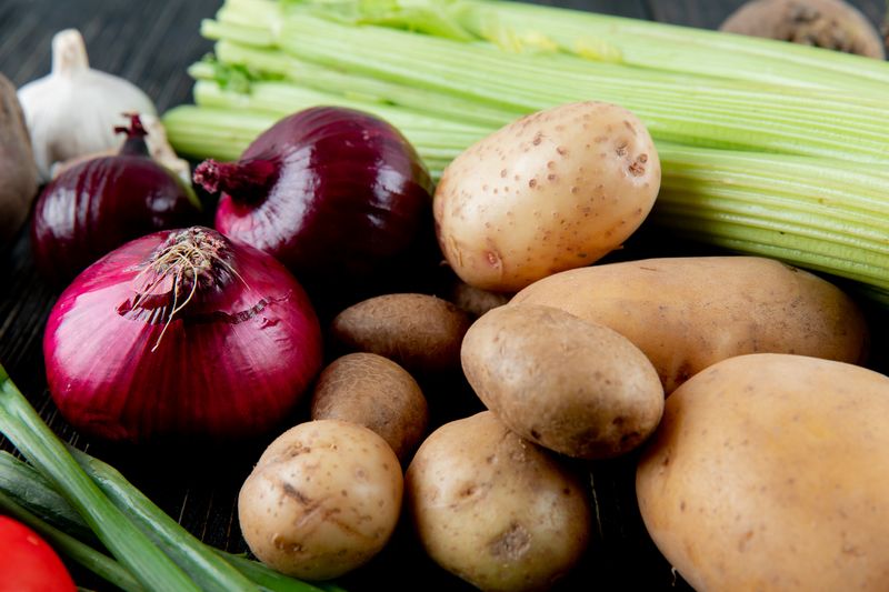 https://ru.freepik.com/free-photo/close-up-view-of-vegetables-as-onion-potato-celery-scallion_8328603.htm#page=11&query=огурцы%20картофель%20яблоки&position=16&from_view=search&track=ais