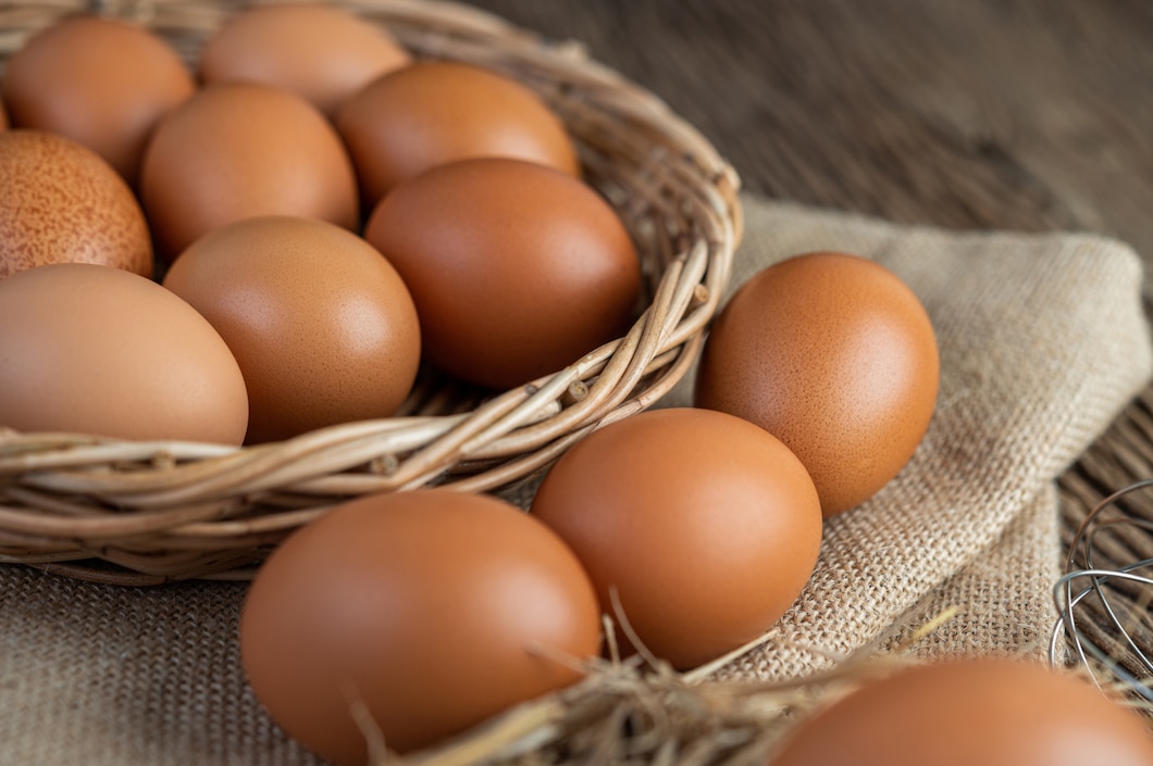 https://ru.freepik.com/free-photo/eggs-on-the-sacks-hemp-on-the-wooden-and-straw_7365942.htm