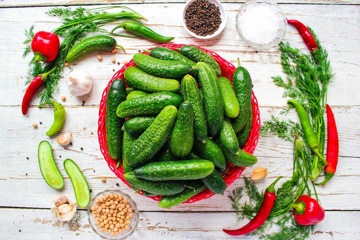 https://ru.freepik.com/free-photo/fresh-organic-cucumbers-in-red-basket-on-white-wooden-table-with-green-and-red-and-chili-peppers-fennel-salt-black-peppercorns-garlic-pea-close-up-healthy-concept-top-view-flat-lay_5429958.htm#query=%D0%BE%D0%B3%D1%83%D1%