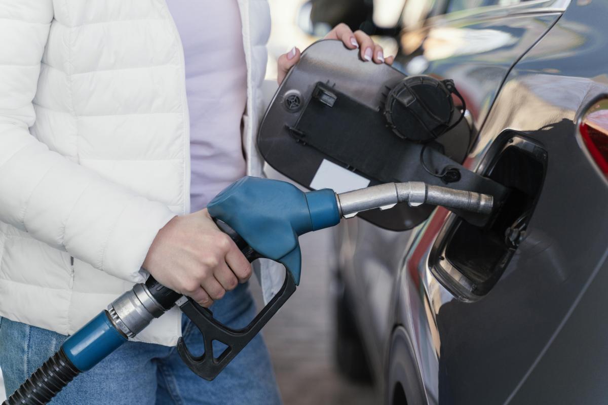 https://www.freepik.com/free-photo/woman-filling-up-car-gas-station_13919467.htm#query=gas%20station&from_query=%D0%B7%D0%B0%D0%BF%D1%80%D0%B0%D0%B2%D0%BA%D0%B0&position=18&from_view=search&track=sph