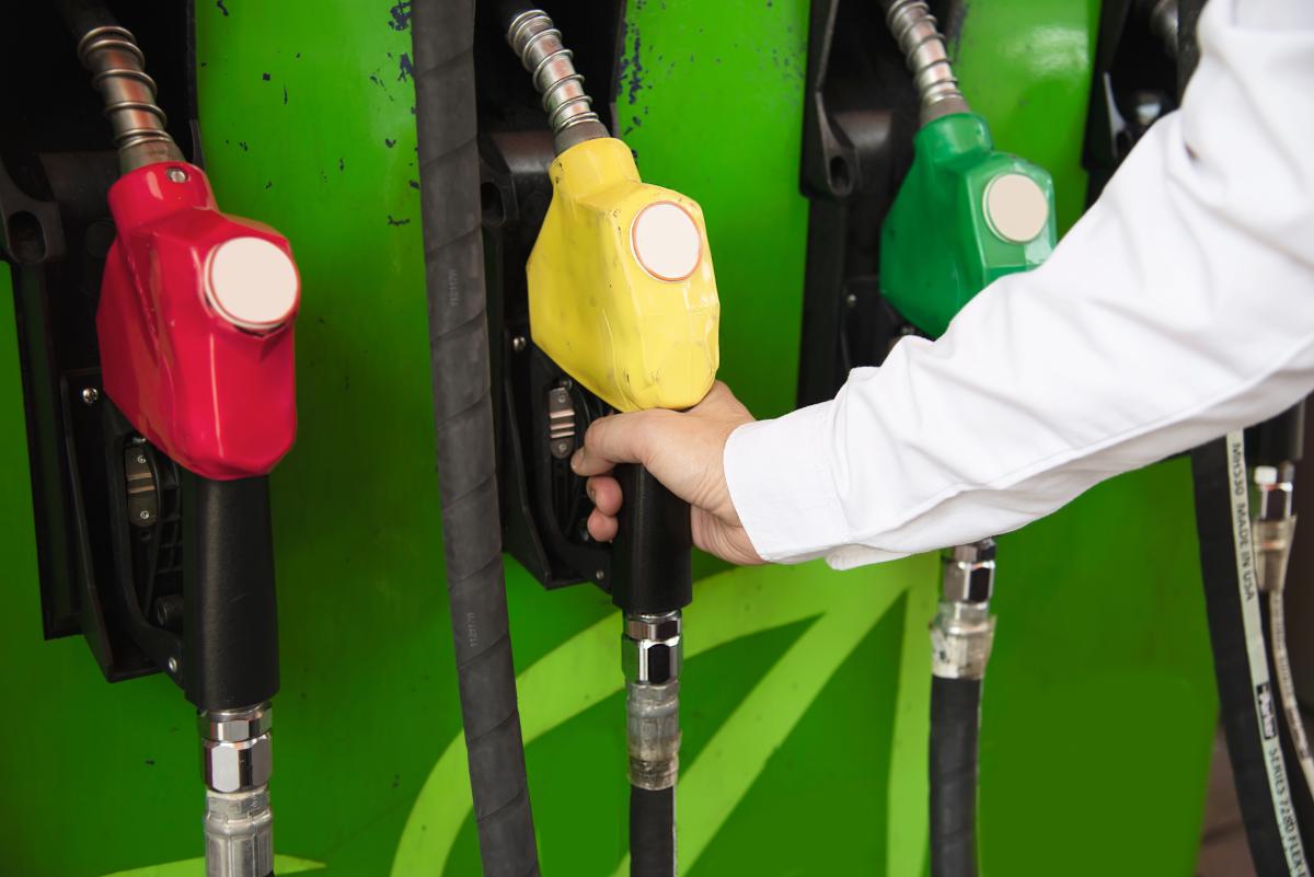https://www.freepik.com/free-photo/man-putting-gasoline-fuel-into-his-car-pump-gas-station_5192677.htm#query=fuel&from_query=%D1%82%D0%BE%D0%BF%D0%BB%D0%B8%D0%B2%D0%BE&position=9&from_view=search&track=sph