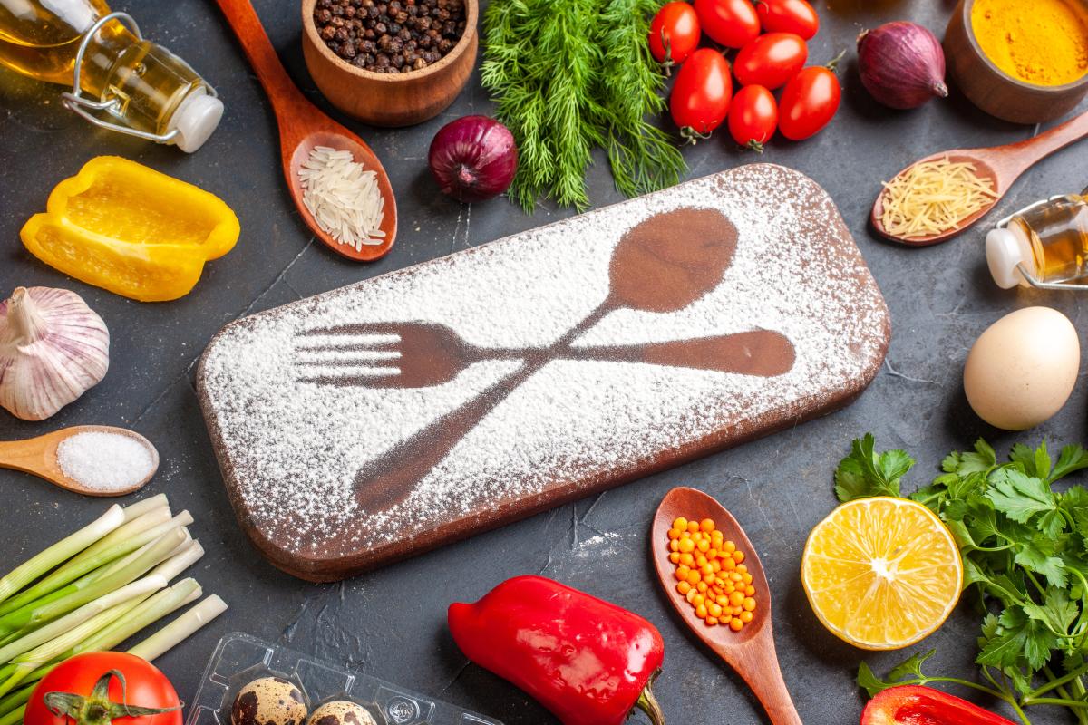 https://www.freepik.com/free-photo/side-view-cutting-board-with-flour-drawn-fork-knife-among-fresh-vegetables-different-spices-green-bundles_17230688.htm#query=овощи%20и%20крупы%20мясо&position=10&from_view=search&track=ais