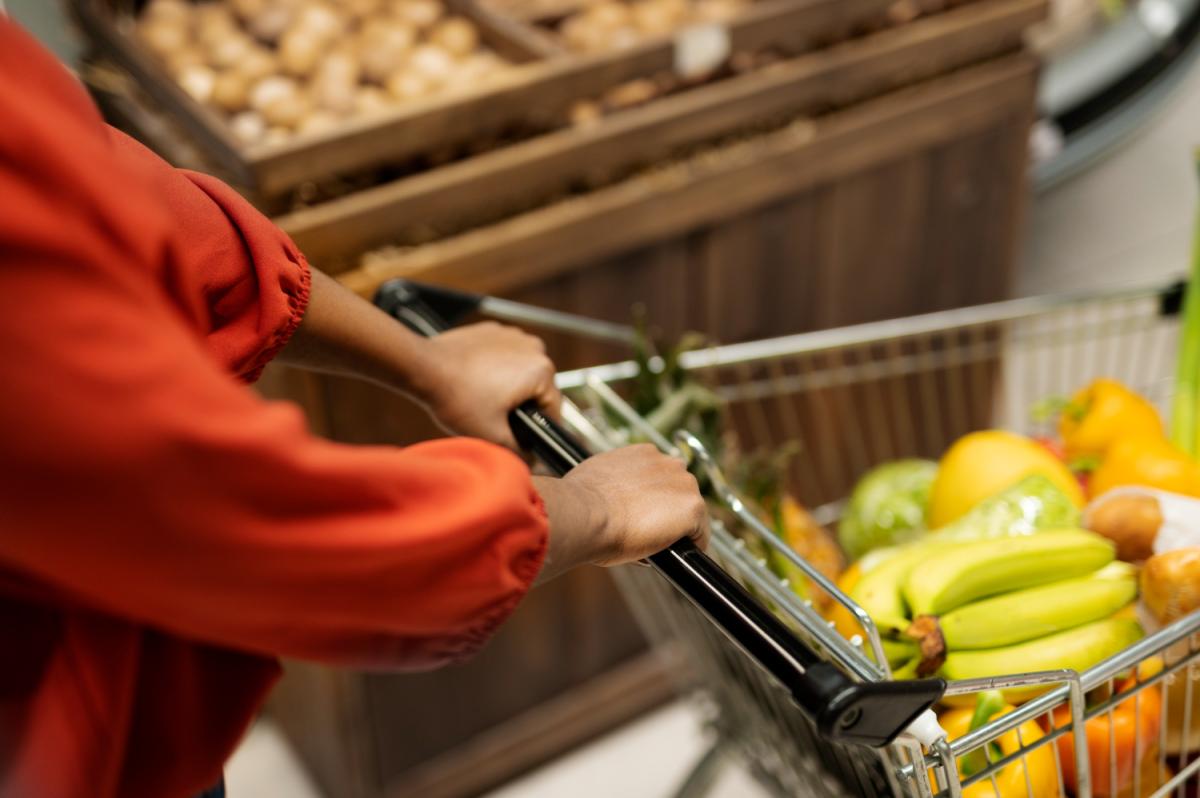 https://www.freepik.com/free-photo/woman-pushing-shopping-cart-supermarket_28531707.htm#page=9&query=food%20basket&position=18&from_view=search&track=ais