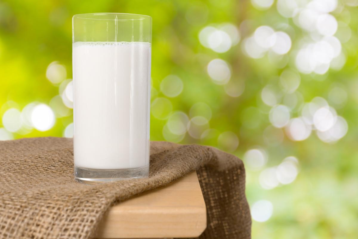 https://ru.freepik.com/free-photo/a-glass-of-milk-on-a-natural-background_20988097.htm#page=2&query=%D0%BC%D0%BE%D0%BB%D0%BE%D0%BA%D0%BE%20%D0%BA%D0%BE%D1%80%D0%BE%D0%B2%D0%B0&position=23&from_view=search&track=ais