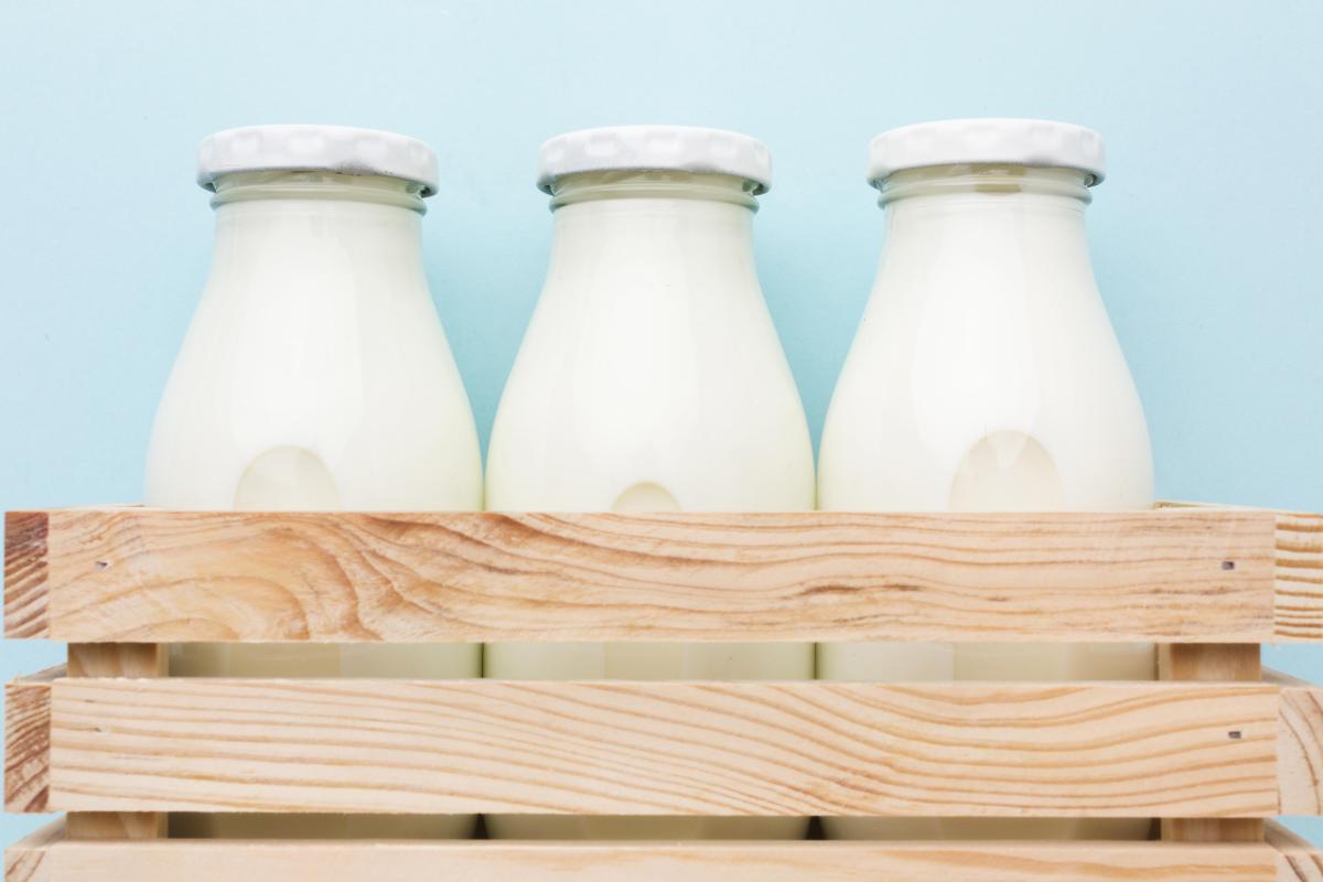 https://ru.freepik.com/free-photo/close-up-fresh-bottles-of-milk-ready-to-be-served_9249284.htm#query=%D0%BC%D0%BE%D0%BB%D0%BE%D0%BA%D0%BE&position=27&from_view=search&track=sph