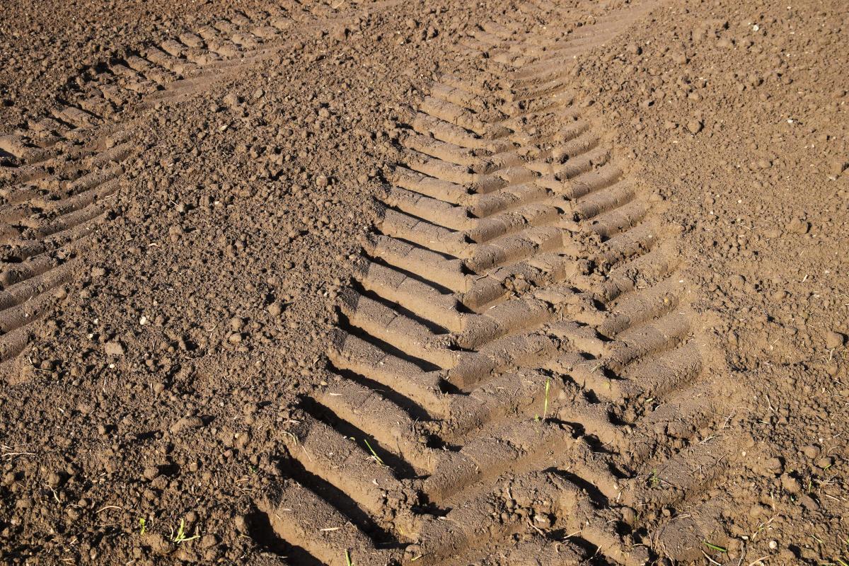https://c.pxhere.com/photos/82/8d/trace_tractor_track_agriculture_gauge_earth_field_arable_direction-1193468.jpg!d