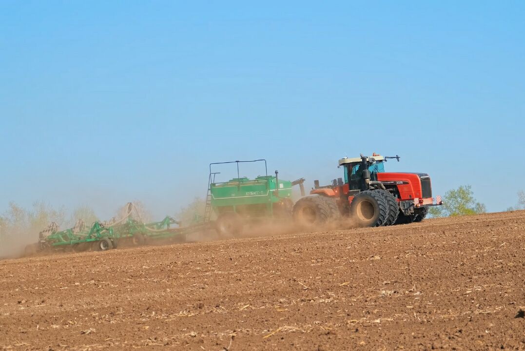 https://www.freepik.com/free-photo/tractor-agricultural-machine-cultivating-field_11137387.htm#query=%D0%BF%D0%BE%D0%BB%D0%B5%20%D1%82%D1%80%D0%B0%D0%BA%D1%82%D0%BE%D1%80%20%D0%B2%D0%B5%D1%81%D0%BD%D0%B0&position=5&from_view=search&track=ais