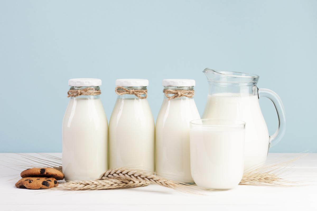 https://ru.freepik.com/free-photo/bottles-of-fresh-milk-with-american-cookies_5101858.htm#query=%D0%BC%D0%BE%D0%BB%D0%BE%D0%BA%D0%BE&position=13&from_view=search&track=sph