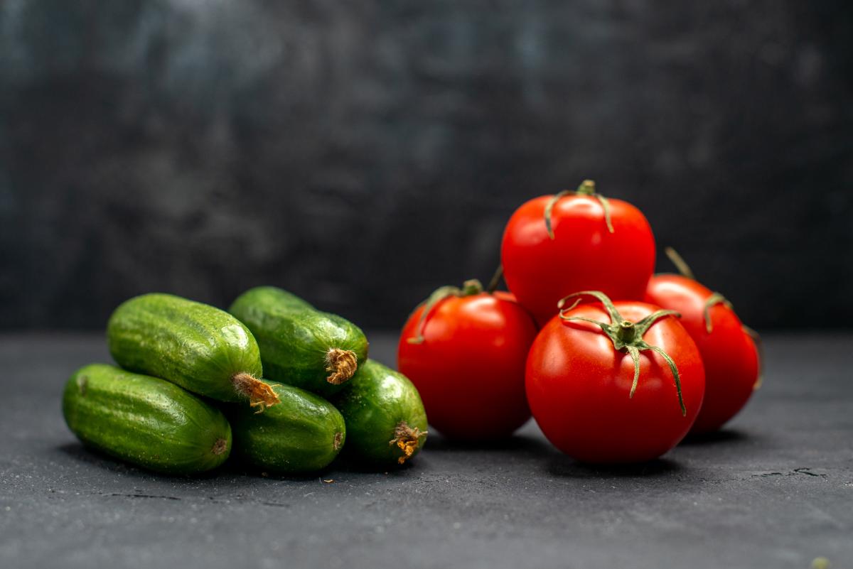 https://ru.freepik.com/free-photo/front-view-fresh-red-tomatoes-with-cucumbers-on-dark-background-ripe-meal-color-photo-salad_17177945.htm#query=%D0%BE%D0%B3%D1%83%D1%80%D0%B5%D1%86%20%D0%BF%D0%BE%D0%BC%D0%B8%D0%B4%D0%BE%D1%80&position=11&from_view=search