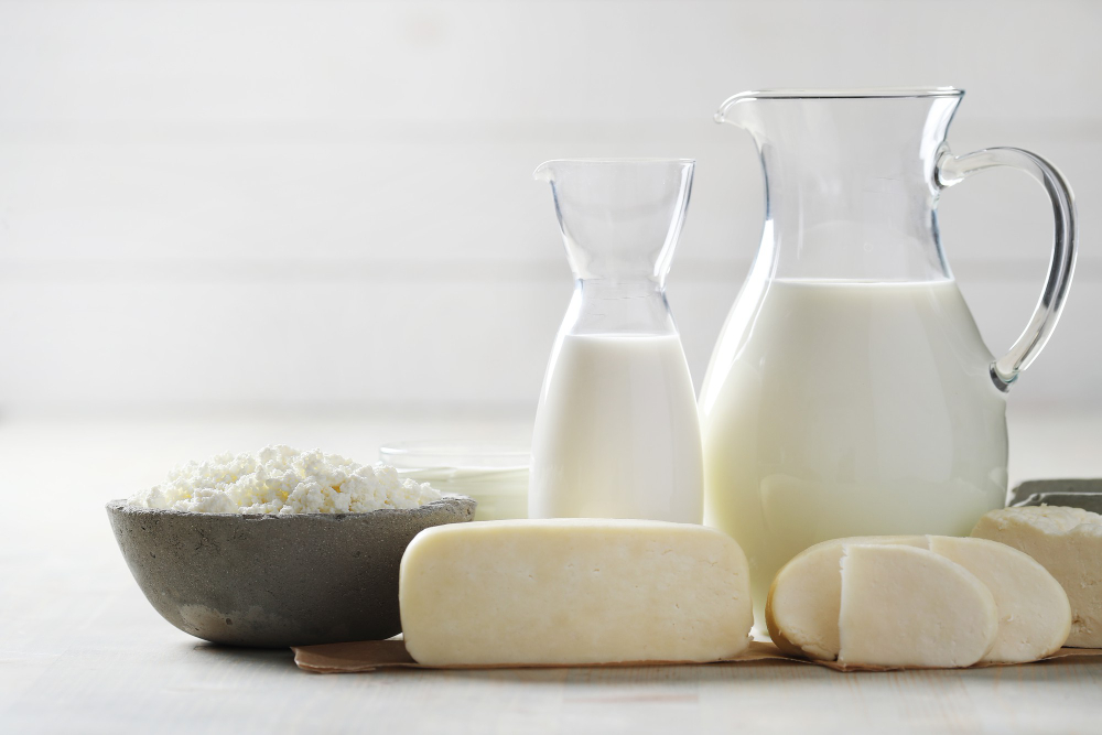 https://www.freepik.com/free-photo/milk-products-wooden-table_10211727.htm#query=молочные%20продукты&position=4&from_view=search&track=ais