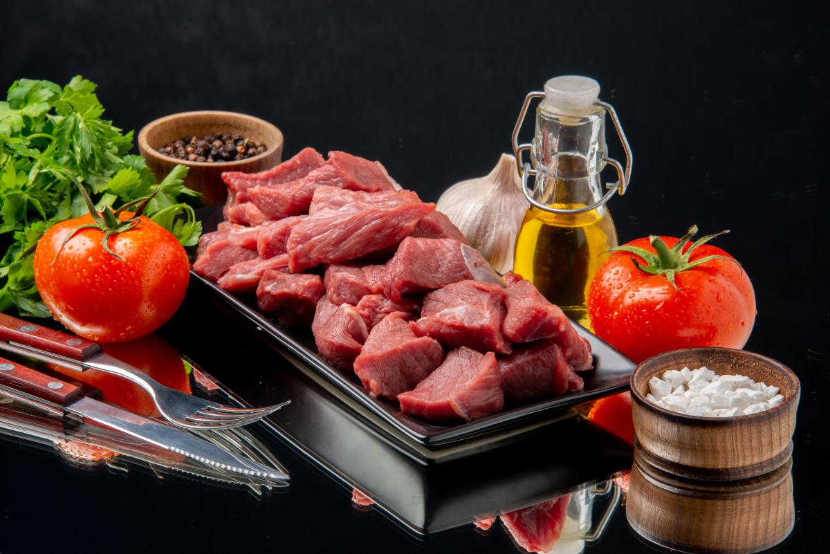 https://www.freepik.com/free-photo/front-view-fresh-meat-slices-inside-black-tray-with-tomatoes-greens-black-table_17230637.htm#page=2&query=охлажденное%20мясо&position=26&from_view=search&track=ais