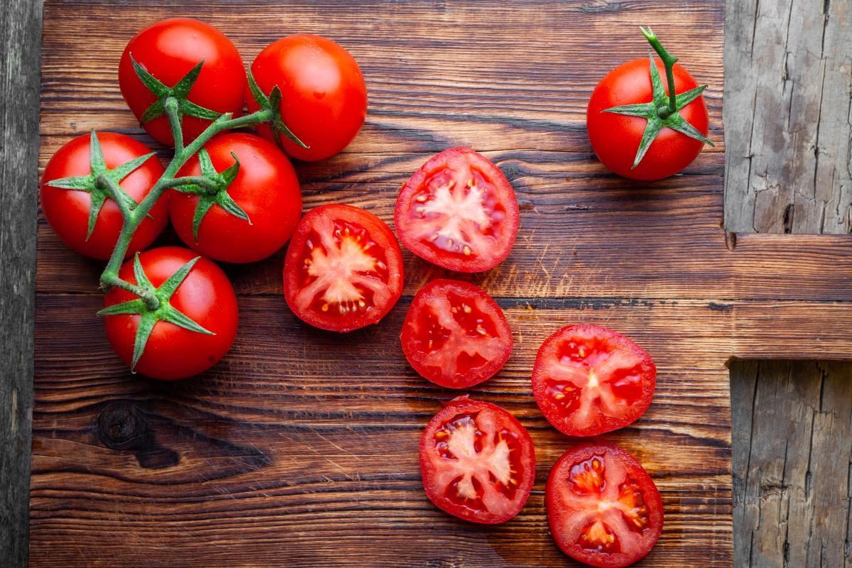 https://www.freepik.com/free-photo/some-tomatoes-slices-with-knife-wooden-cutting-board-top-view_7757644.htm#&position=46&from_view=author