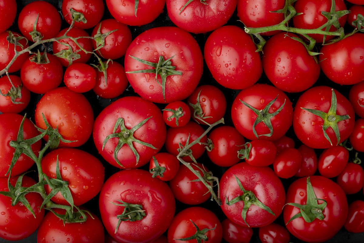 https://ru.freepik.com/free-photo/top-view-of-ripe-fresh-tomatoes-with-water-drops-on-black-background_7824762.htm#query=Томаты&position=1&from_view=search&track=sph